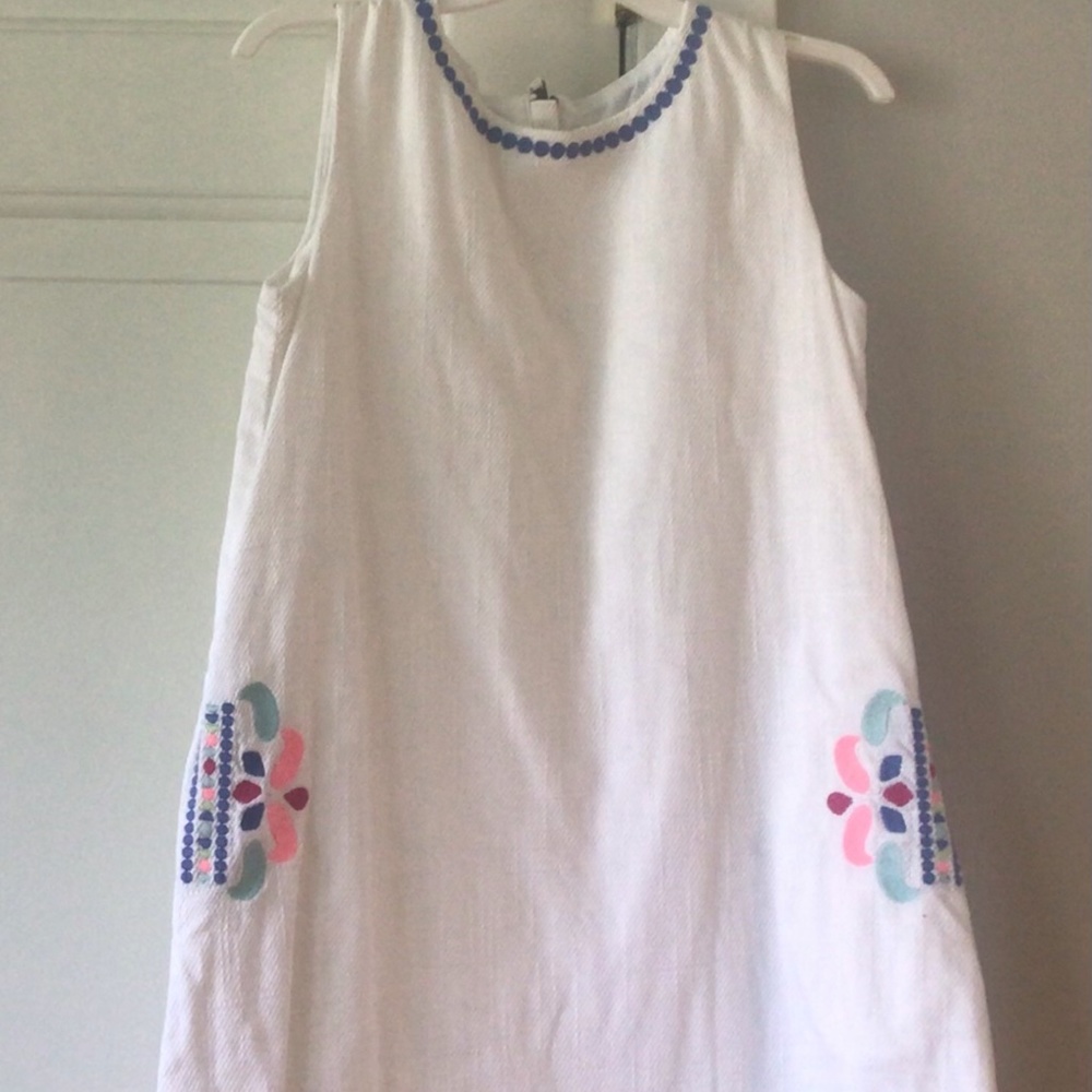 Pretty Vineyard Vines white dress w designs on side